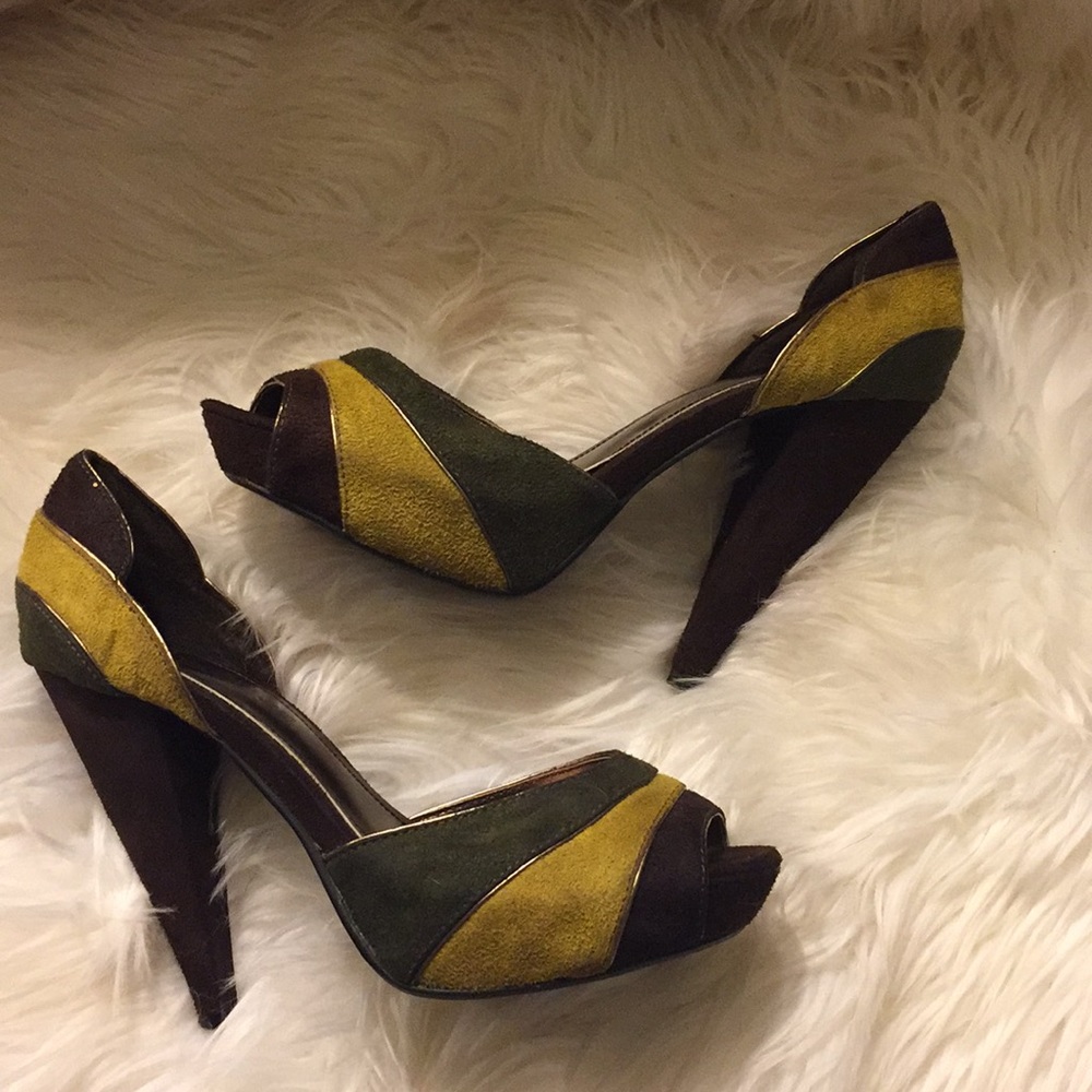 Suede open toe pumps yellow brown green size 6